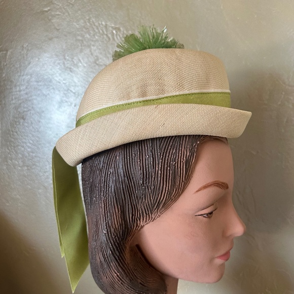 CHARMING DESIGNER 1950s\' CREAM STRAW HAT + GREEN BAND & \